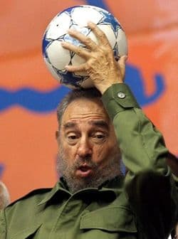 Fidel Castro juega con el balón en el Coliseo de La Habana durante la inauguración de los juegos ALBA, en 2005. Foto: AFP.