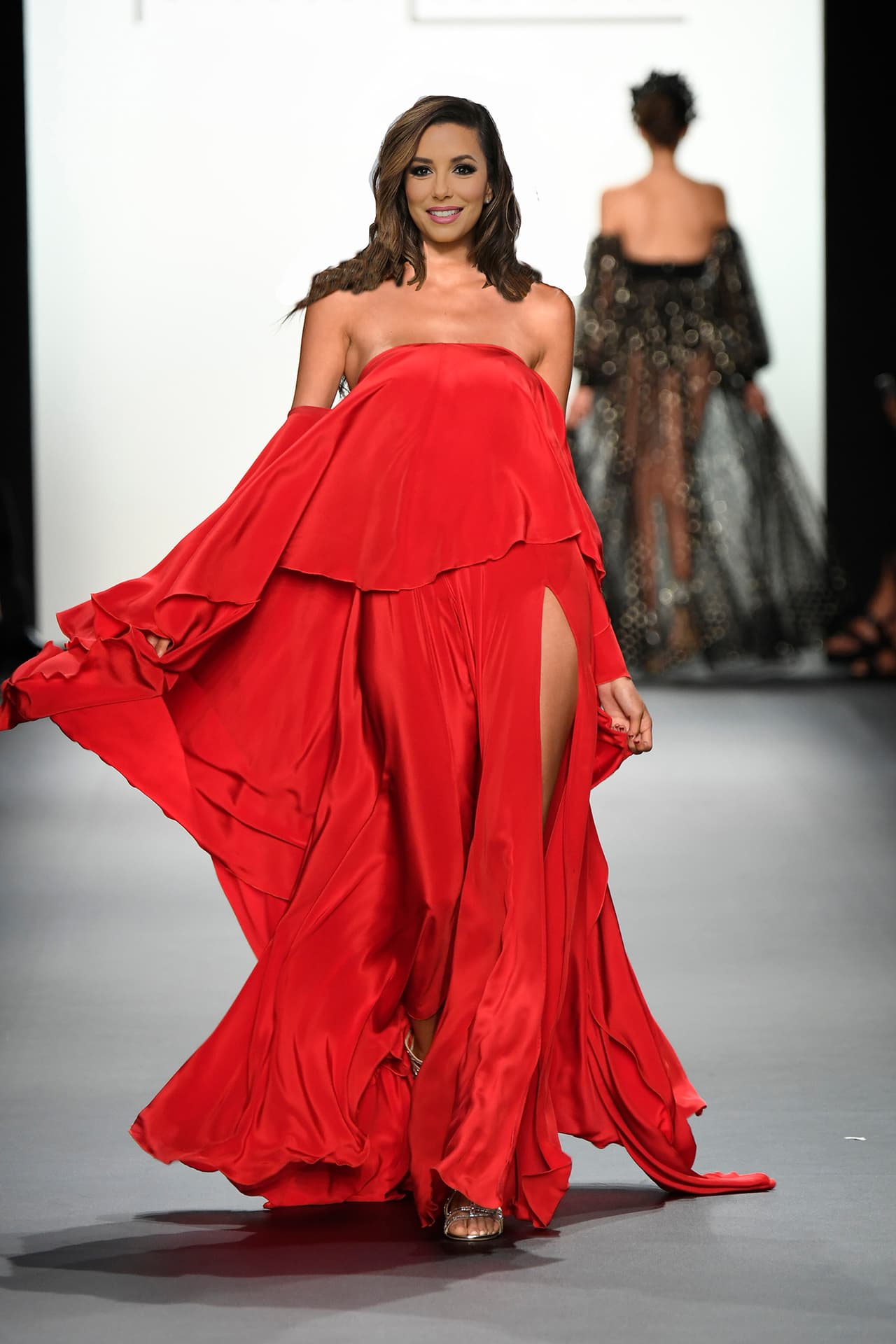 Eva Longoria se decanta habitualmente por vestidos y conjuntos que no sean demasiado llamativos y siempre resulta elegante. A
<a href="http://www.univision.com/estilo-de-vida/trending/la-evolucion-de-eva-longoria-de-mujer-desesperada-a-lider-latina-en-la-politica">hora que su carrera como líder en la política sigue creciendo</a>, este tipo de elegantes looks con personalidad son imprescindibles en su clóset.