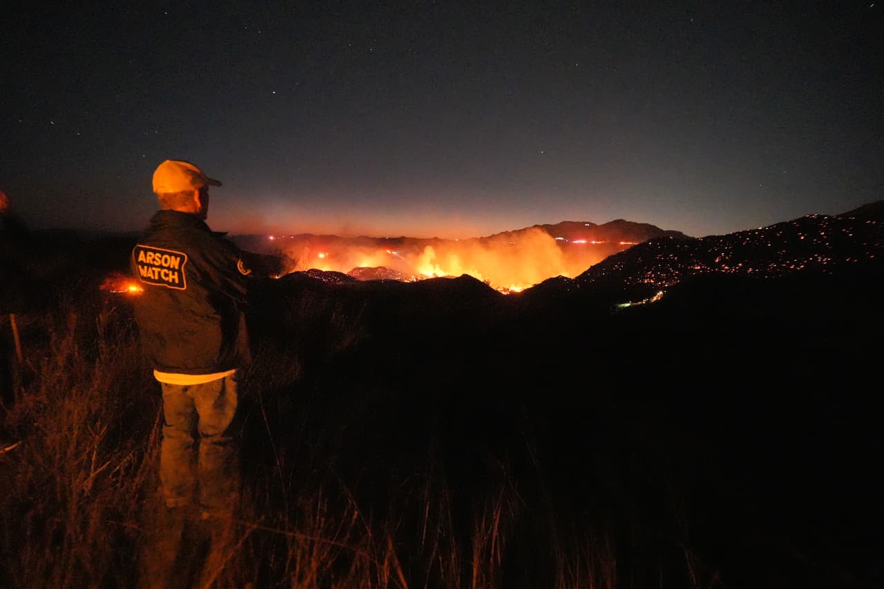 El incendio de Bryson ilumina la cima de una cresta el jueves 15 de octubre de 2026 en Malibú, California