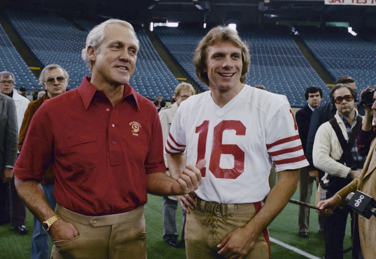 11. Joe Montana, San Francisco 49ers | Fue titular en el Super Bowl XVI a los 25 años, 227 días. Pasó para 157 yardas, completó 14 de 22 pases con un touchdown. 49ers 26-21 Bengals.