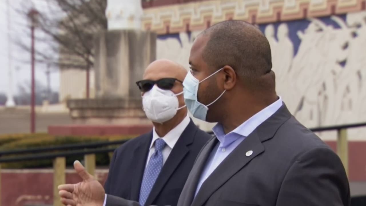 Así lo anunció el alcalde Eric Johnson, quien informó que las personas que ya se encuentran registradas serán las que recibirán la vacuna. La ciudad habilitará el Centro de Convenciones Kay Bailey Hutchison para que sirva como centro de vacunación durante los próximos días.