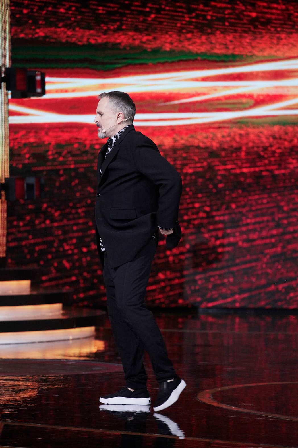 Otro de los impactados por el incendio fue el juez Miguel Bosé, quien también utilizó su Instagram para compartir un video del momento justo en que cae la aguja de Notre Dame sobre el tejado, lo que ocasionó que también comenzara a incendiarse. "Devastado", escribió el español.