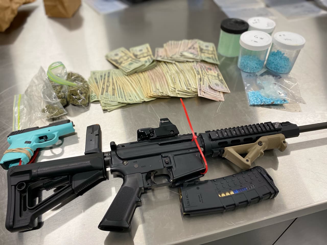 Ocho personas, la mayoría adolescentes, fueron detenidos tras dos cateos en los que aseguraron droga, armas y dinero en efectivo.
<br>
<br>Durante la revisión a la casa se hallaron aproximadamente unas 1500 pastillas falsas de Percocet que estaban mezcladas con fentanilo. 
<br>
<br>También fueron aseguradas dos armas, un revolver y un rifle de asalto, así como dinero en efectivo y otros narcóticos en pequeñas cantidades.