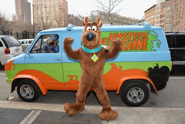 El personaje de las caricaturas ‘Scooby Doo’ participó en un evento en el que se promueve la adopción de perros abandonados, así como la concientización en escuelas y centros sociales, de apoyar a los animales sin hogar.