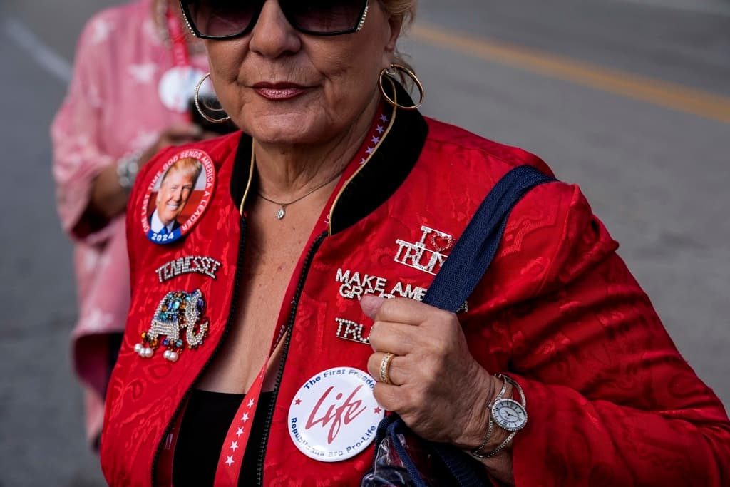 Otros, quienes también estaban afuera del radio de seguridad, portaban distintivos con el nombre o el rostro de Trump.