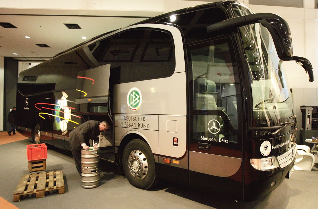 Ya en cada uno de sus países de origen el transporte de cada selección de fútbol es totalmente independiente. Los alemanes por su parte trabajan para esto con 
<b><a href="https://www.univision.com/noticias/mercedes-benz">Mercedes-Benz</a></b>. Este ejemplar fue utilizado por el equipo durante la Copa Mundial de Alemania 2006.