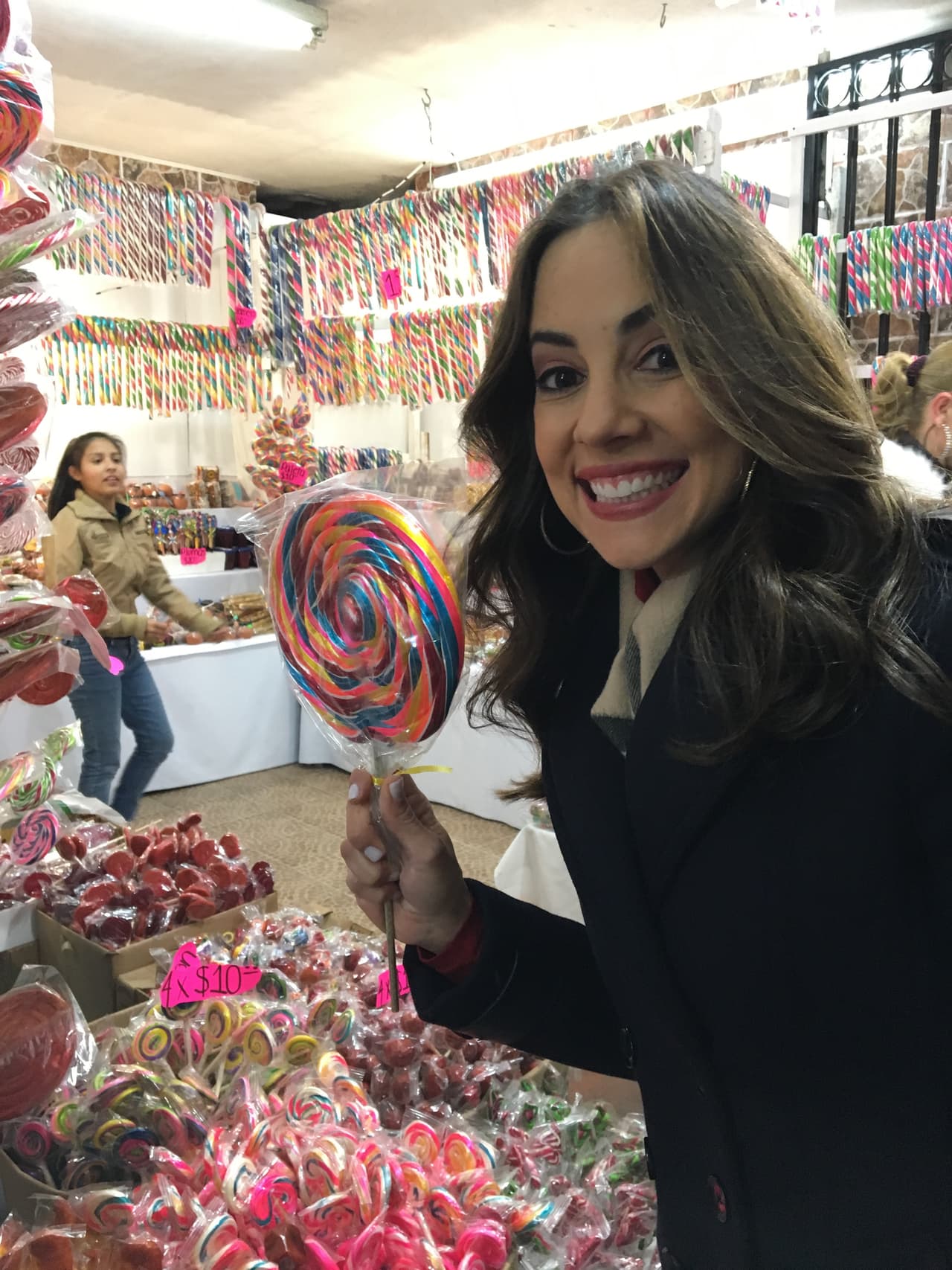 Mariana no perdió la oportunidad de probar todos los antojitos y los dulces de los puestos en la periferia de la Catedral.