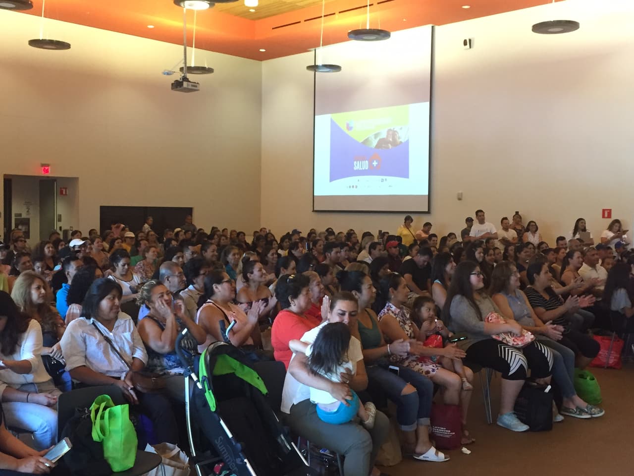 Hubo música, firma de autógrafos con talentos locales de la radio y la televisión, y actividades para toda la familia.