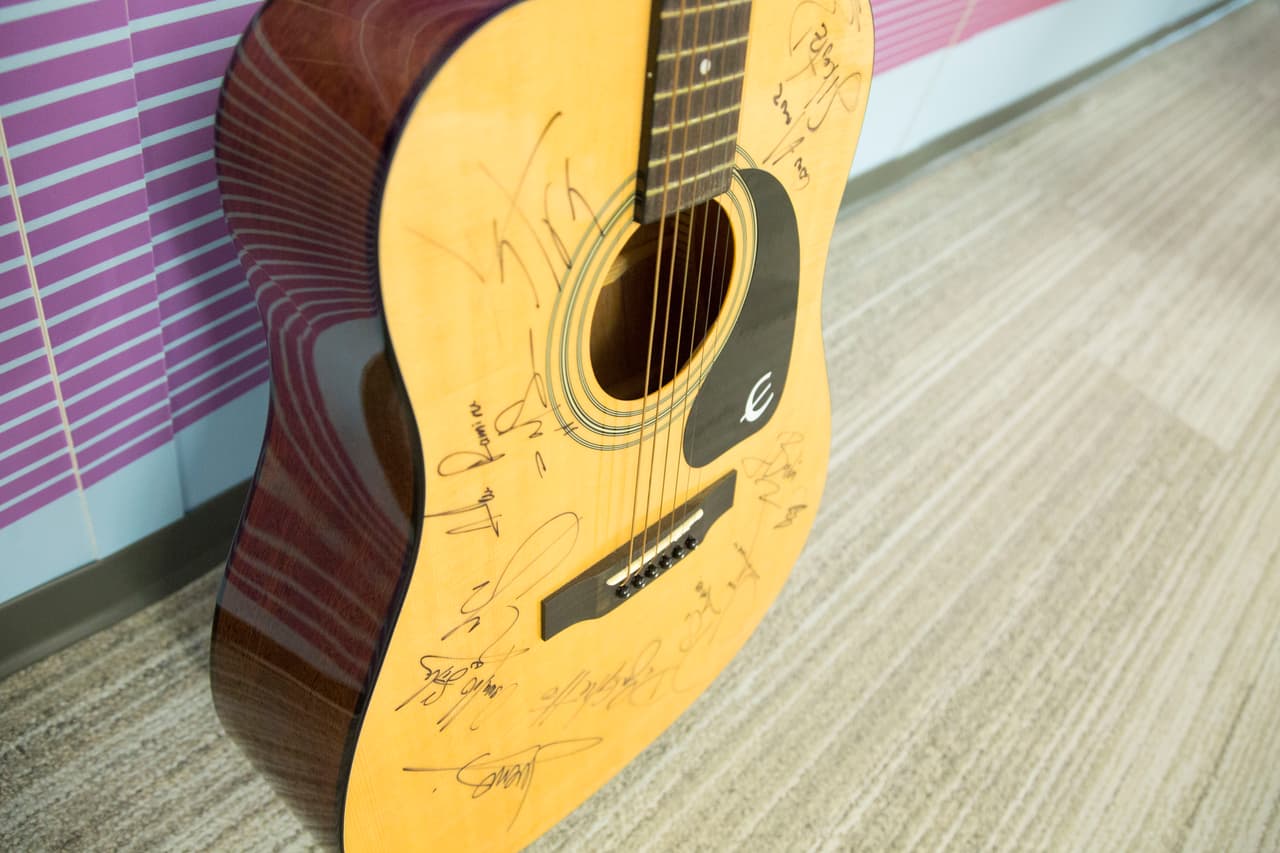 En ella podemos ver la firma de muchos cantantes que estuvieron presentes en Premio Lo Nuestro 2017, entre los que se encuentran también Jesse & Joy, Silvestre Dangond y Sebastián Yatra.