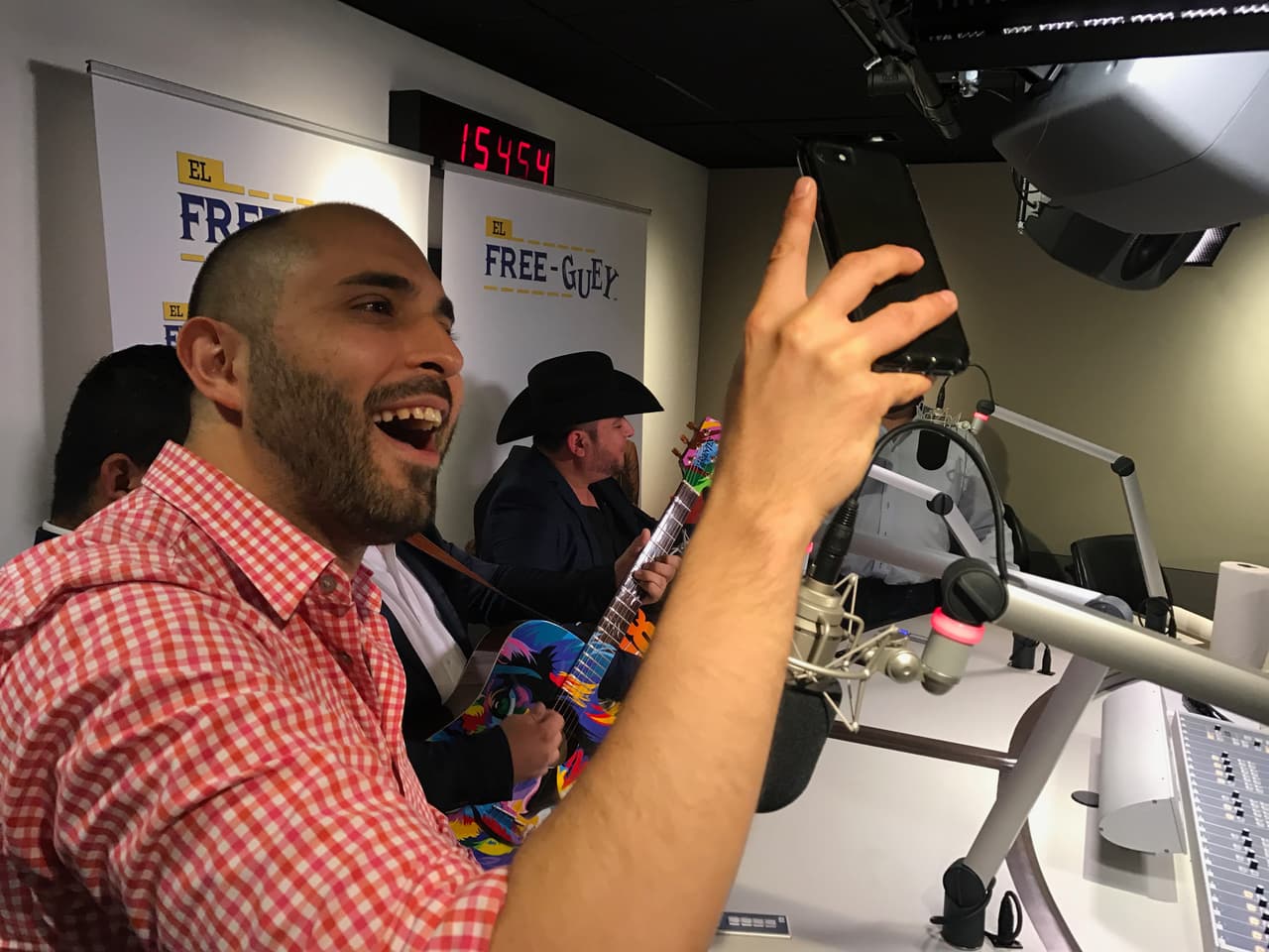 El Compa Ivan, El Tambochi y La Bronca se tomaron fotos, cantaron y hablaron de todo un poco con el compositor sinaloense.