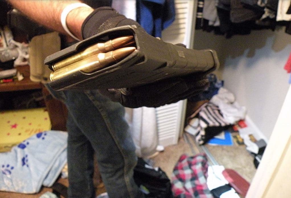 La foto de un agente federal sosteniendo un cargador con balas, una evidencia en el caso contra Ever Morales López y otros siete miembros de la Mara Salvatrucha (MS-13) en Long Island.