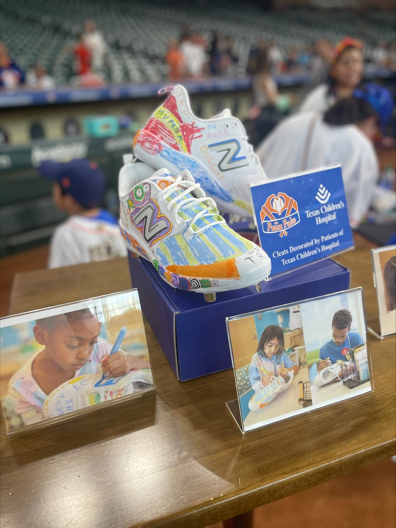 Algunos escribieron "
<b>MVP</b>" o 
<b>jugador más valioso y otro escribió "Gracias por todo lo que haces" </b>en los tenis blancos.