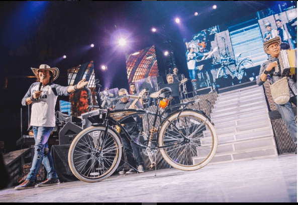 Vives confesó que una de las bromas que le ha hecho a Marc en el show fue un día que se subió en la bicicleta que es parte de la escenografía y empezó a dar vueltas alrededor de Anthony mientras éste cantaba.