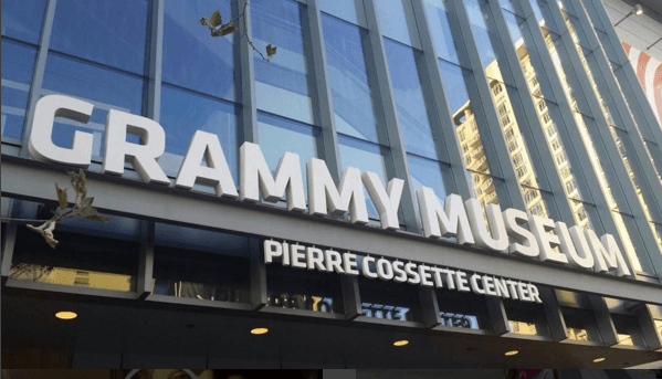 Esta imagen fue compartida por el músico antes de iniciar una conferencia en la que se reunió con un grupo de pequeños para enseñarles acerca de la música colombiana.