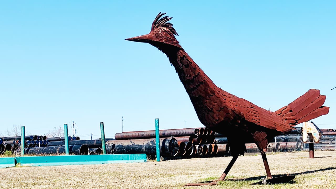 Lee ha estado diseñando durante casi 40 años y tiene mucha experiencia trabajando con metales.
