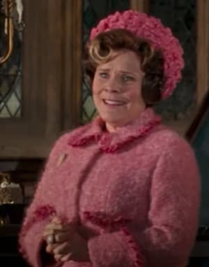<b>'Harry Potter'</b>
<br>Por si no lo habías notado, Dolores Umbridge es el único personaje de las películas de Harry Potter que usa el rosa. Esto debido a que se buscaba asociar el este color con la villanía de Umbridge, lo cual ciertamente se logró. Además, se sabe que se cambió el pelo de Nymphadora Tonks, el cual era rosa en los libros por morado, pues únicamente ‘la suma inquisidora’ podía llevarlo puesto. 
<br>