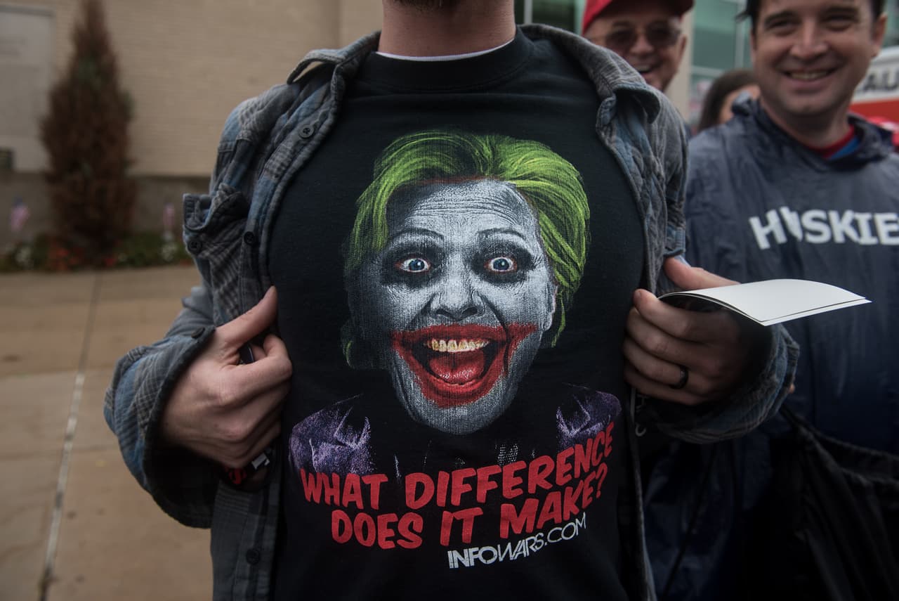 Usando el tradicional gesto que hace la candidata demócrata cuando sonríe a la audiencia, en esta camiseta su rostro se extrapola a la cara de el Guasón (
<i>The Joker)</i>, el famoso villano de Batman. Getty Images