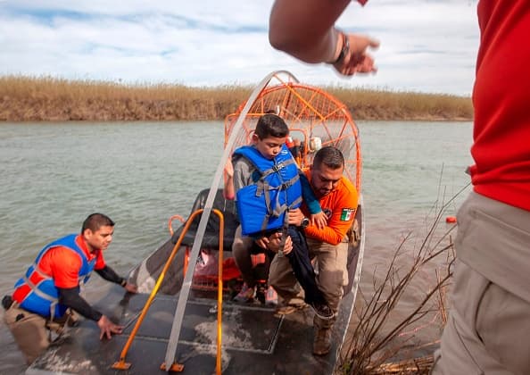 Confirman que la base Lackland en San Antonio y la base Fort Bliss en El Paso albergarán a niños migrantes no acompañados