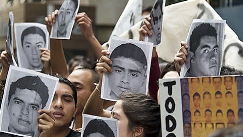 Entre tanto aún no se sabe nada del destino de los 43 normalistas que ya tienen un mes desaparecidos. Con la información de Univision.com