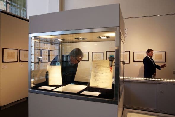 Además de textos del citado libro también se subastaron manuscritos y dibujos de otro libro suyo, "A Spaniard in the Works", colocó los 89 lotes que la componían y que la convertían en la más grande jamás dedicada al autor e intérprete de "Imagine".