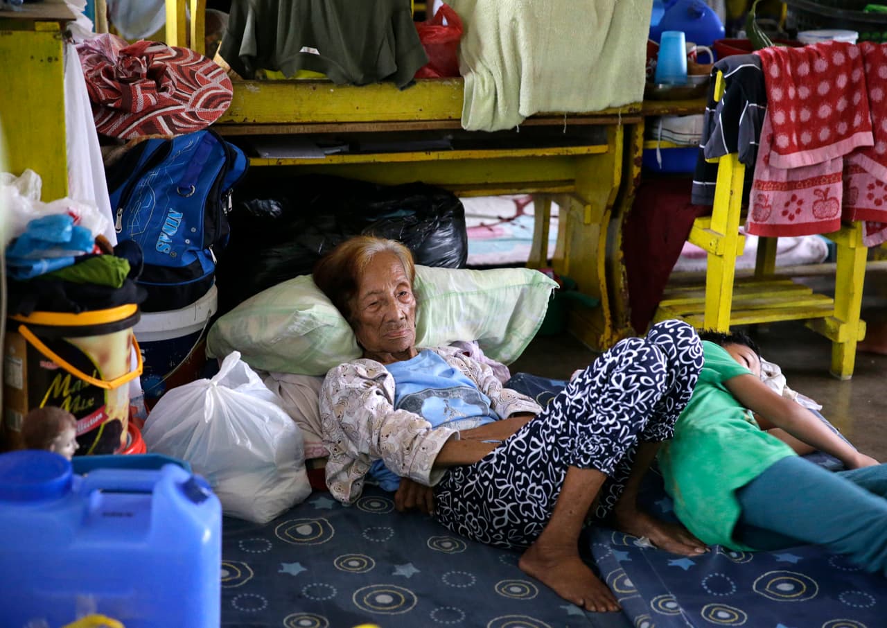 Las tormentas de gran escala al este del Océano Pacífico son llamadas tifones, a diferencia de los que se forman en el Atlántico y al oeste de Pacífico que son llamados huracanes. Los que se forman en el Océano Índico son llamados ciclones. En la fotografía una mujer descansa en un refugio de Cagayan.