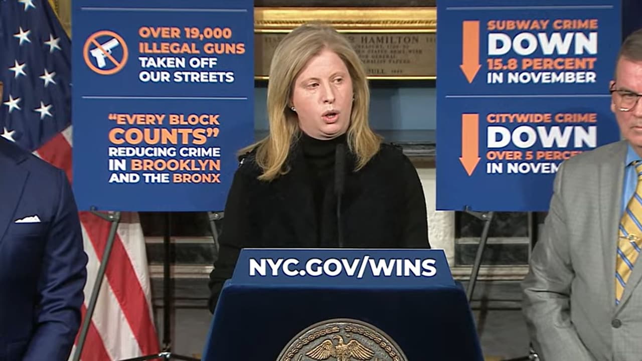 Se trataría de una réplica de una 
<b>B&T VP9 de 9 milímetros</b>. El New York Post, aseguró que se trata de una arma ‘fantasma’ hecha en una impresora 3D.
<br>
<br>La policía de Nueva York indicó que el arma hallada al joven sería igual a la que se usó en el asesinato.
<br>
<br>"Los oficiales 
<b>recuperaron un arma de fuego que traía consigo, así como un silenciador, ambos consistentes con el arma utilizada en el asesinato</b>", informó la comisionada de policía de la NYPD, Jessica Tisch.
<br>