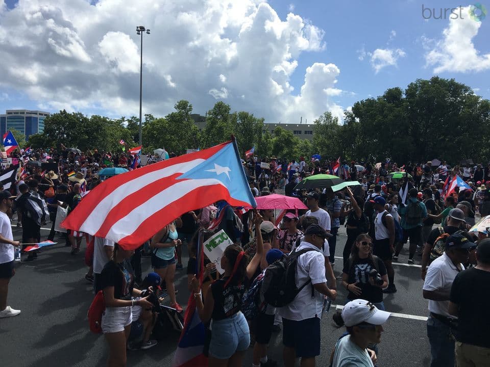Las banderas puertorriqueñas como símbolo de unidad en las calles.