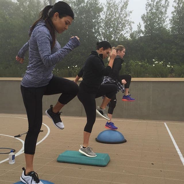 Las que se han mantenido ajenas al regaño de Younes han sido Kim y Khloé Kardashian, pues hasta el momento no se han manifestado al respecto.