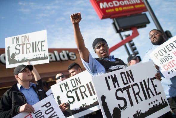 Recordó que esta compañía, al igual que Wal-Mart, anunció recientemente que aumentará en un dólar el salario por hora de algunos de sus trabajadores.