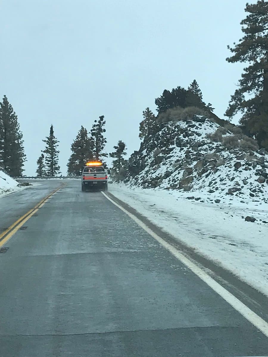 El 22 de mayo cuadrillas de Caltrans se encontraban en las vías removiendo nieve fresca en las vías, preparándolas para el feriado de Memorial Day.