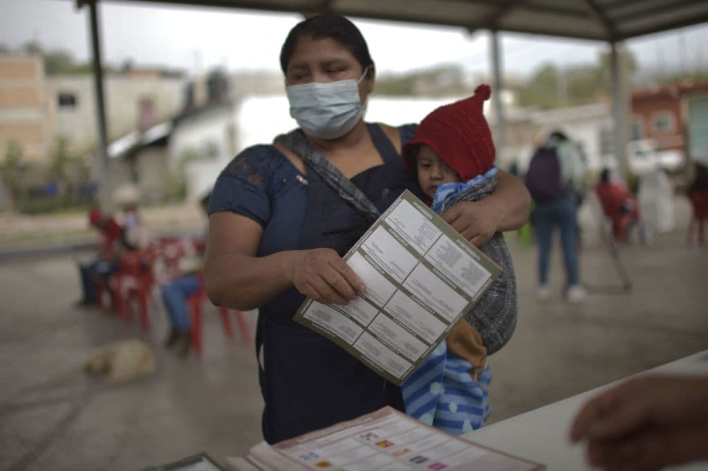 Mientras la oposición critica la gestión de AMLO frente a la pandemia de coronavirus, el mandatario se presenta como abanderado contra una corrupción enquistada en el país e impulsor de importantes programas sociales.