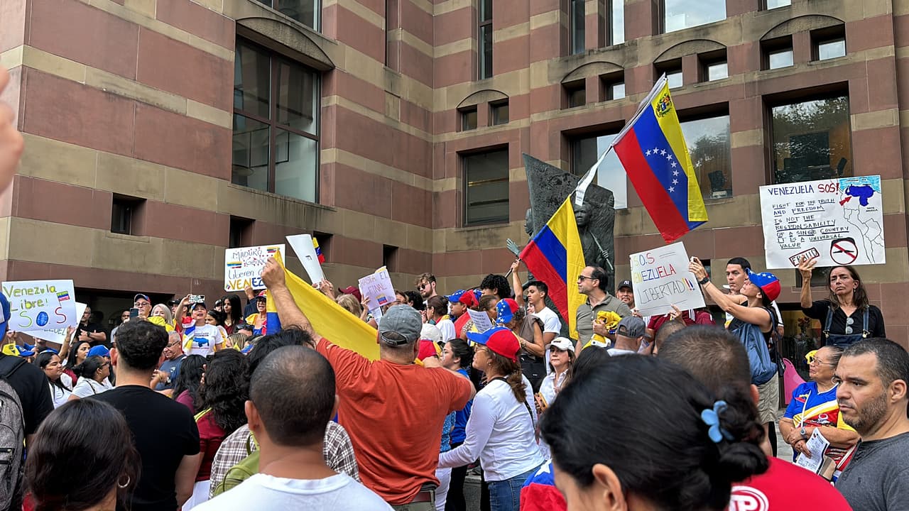 "Connecticut presente/ Edmundo presidente", cantaron los miles de venezolanos que estuvieron en la protesta en New Haven.