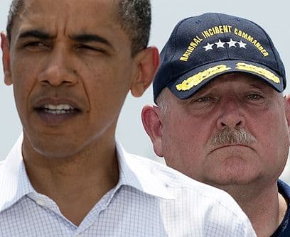 Guerra inesperada. Durante su tercera visita a Louisiana a causa del derrame, Obama se reunió con el almirante Thad Allen, administrador de la Guardia Costera y quien supervisa la respuesta al desastre. A finales de mayo, Allen aseguró que el vertido es peor que el desastre del Exxon Valdéz, ocurrido hace dos décadas en Alaska. Es probable que el administrador nunca imaginó librar una guerra de estas dimensiones en su propia casa.