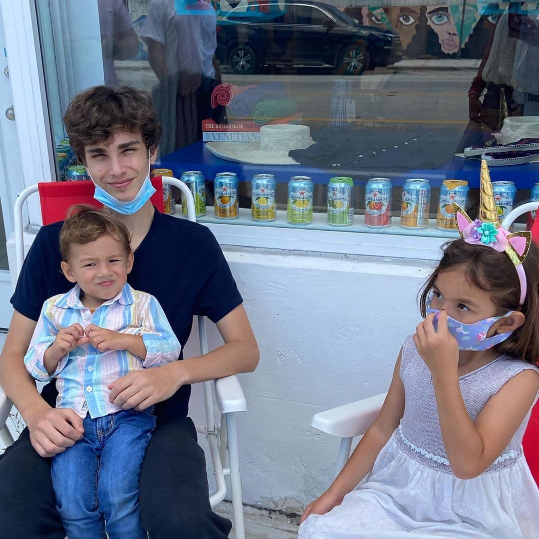 Alex, de 16 años, suele ser reservado y pocas veces lo vemos posando en las redes sociales, pero esta vez quiso salir en una foto juntos a sus hermanos menores.