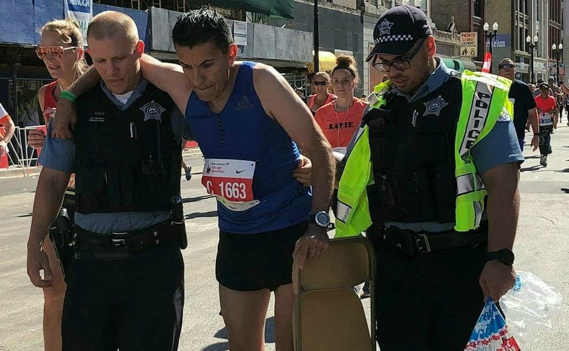 Corredor con la cadera rota logró terminar el maratón de Chicago con la ayuda de dos policías