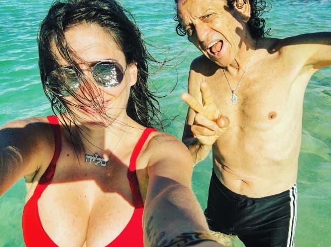 ¡Puro rock! Ellos son nada más y nada menos que Celia Lora y su papá, el rockero Alex Lora.