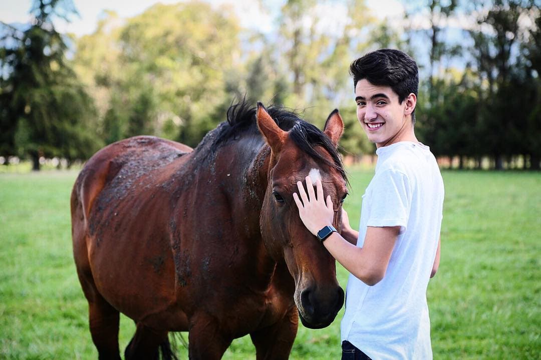 Sebastián tiene un ligero parecido a 
<b>Jorge </b>sin embargo no heredó ni un sólo rasgo de la belleza de 
<b><a href="http://www.univision.com/temas/mayrin-villanueva">Mayrín</a></b>.