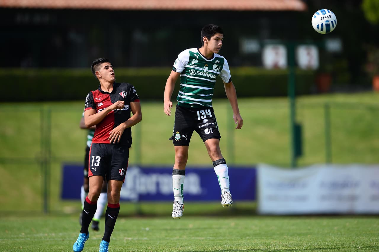 Jesús Alberto Angulo, juega como central o lateral izquierdo en primera división con Atlas, tiene 21 años. Se perdió su primera convocatoria debido a una fractura en la mano.