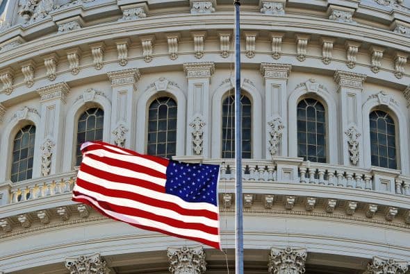 Sin embargo, no todos corrieron con la misma suerte. Christina Taylor Green, de nueve años, fue la víctima más joven del tiroteo. Durante su emotivo funeral, la bandera más grande de las recuperadas de los restos de las Torres Gemelas luego de los atentados del 11 de septiembre de 2001 fue izada.