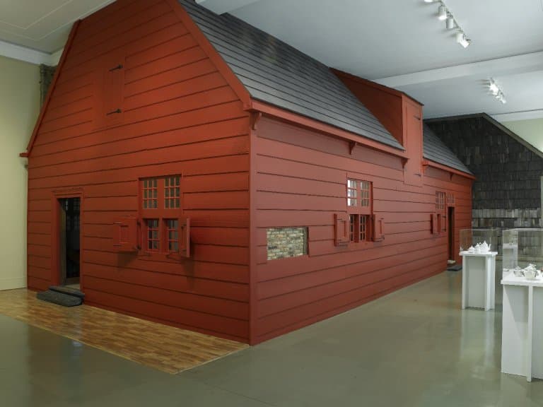 <b>Jans Martense Schenck house (Brooklyn, 1675)</b>
<br>
<br>Durante 275 años, la casa Jans Martense Schenck estuvo ubicada en lo que ahora es el sector Mill Basin de Brooklyn. La granja es el segundo edificio más antiguo del condado y ahora se encuentra dentro del Museo de Brooklyn.