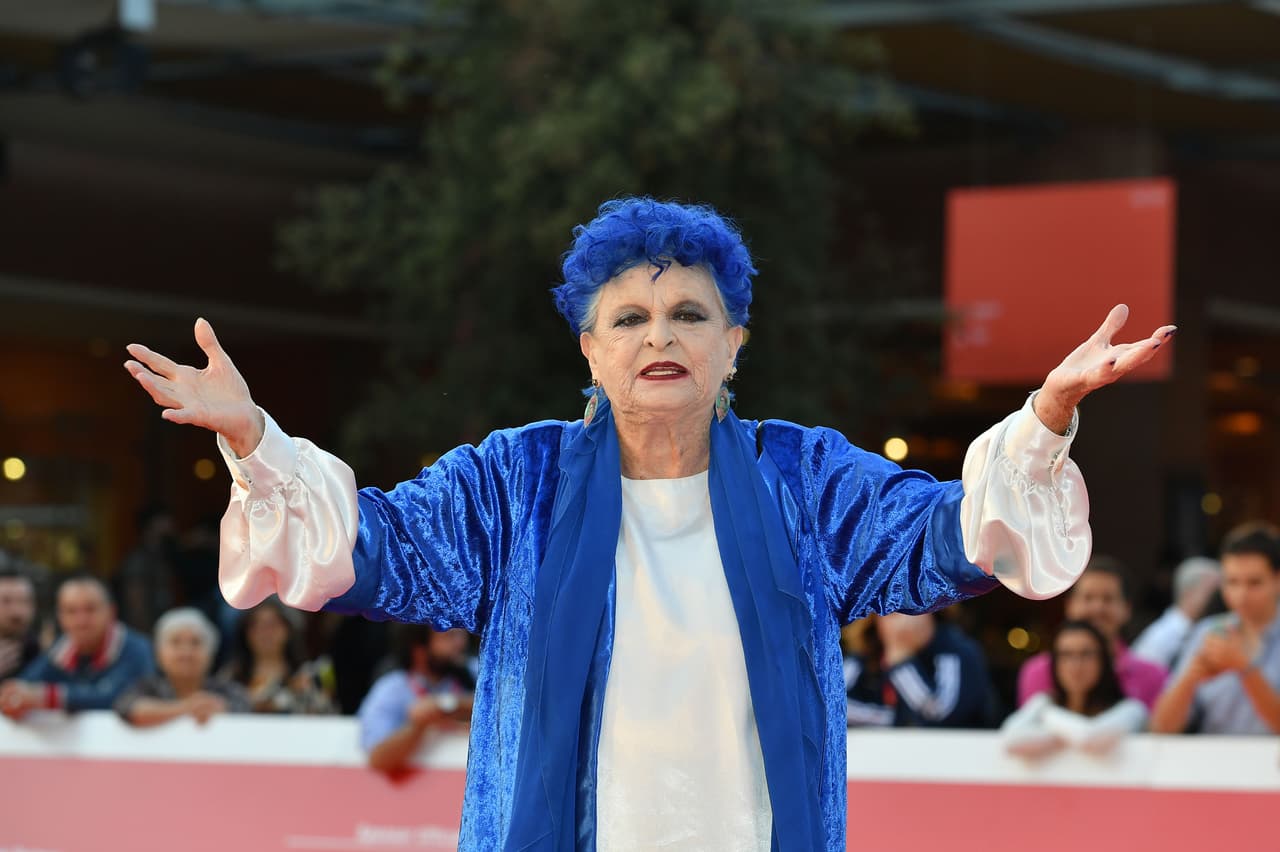 La legendaria actriz tenía 89 años al momento de su fallecimiento. De acuerdo con el diario El País, su muerte ocurrió a consecuencia de neumonía y algunos medios han reportado que padecía coronavirus.