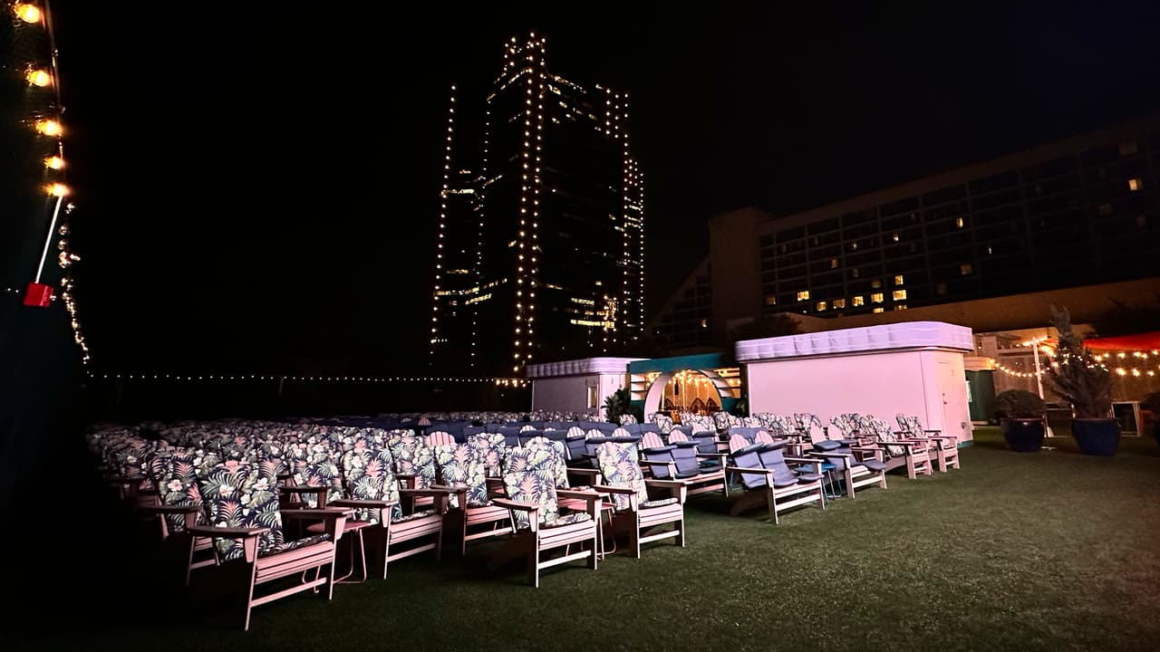 Cuenta con una serie de pantallas LED de última tecnología al aire libre, en la terraza del 
<b>The Worthington Renaissance Fort Worth Hotel, en el 235 Throckmorton St.</b>