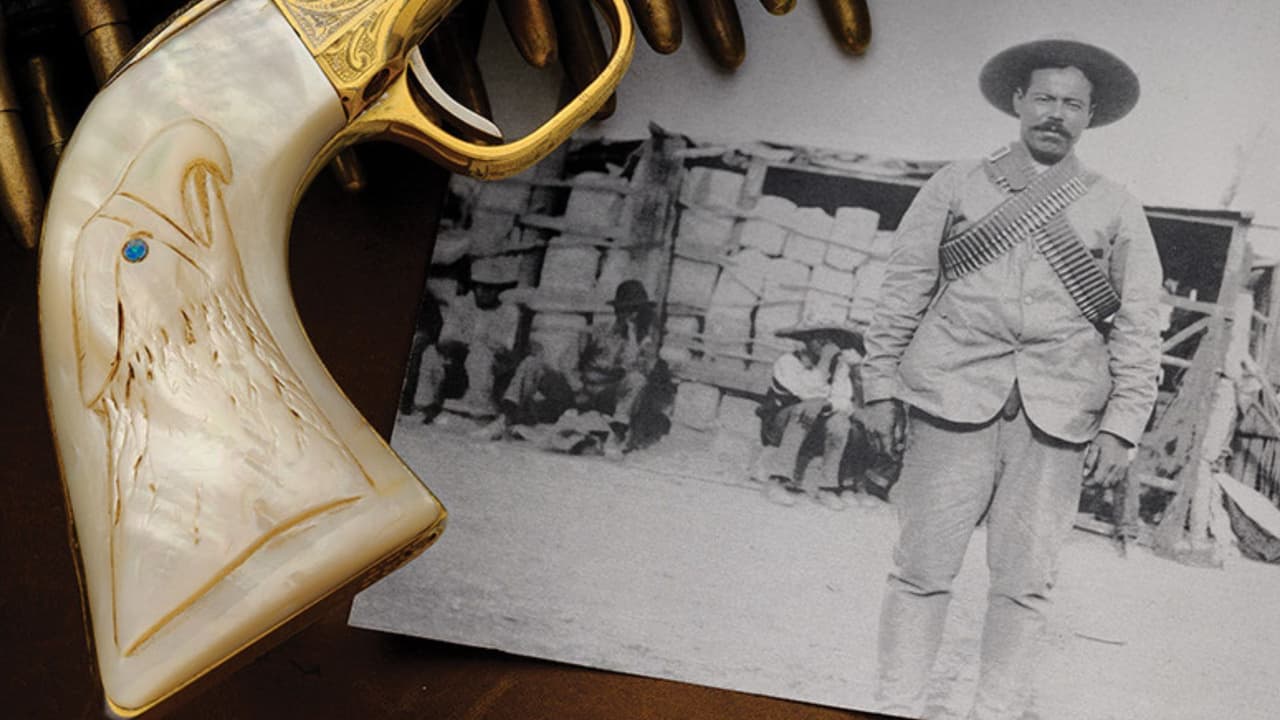 El Colt, propiedad del legendario bandido mexicano convertido en general revolucionario, presenta 
<b>un deslumbrante bañado en oro, grabados y empuñaduras de nácar </b>que lo convierten en una pieza única.