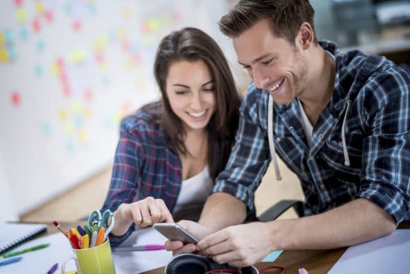 Descubre en qué situaciones te conviene llamar a tus amigas y en cuáles, un amigo podría ser la compañía ideal.