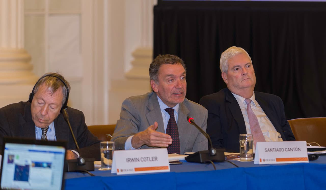 Sesiones en la OEA para analizar la situación en Venezuela, 16 de octubre de 2017. De izquierda a derecha: Irwin Cotler de Canadá, Presidente del Centro de Derechos Humanos Raul Wallenberg, Santiago Cantón de Argentina, Secretario de Derechos Humanos de la Provincia de Buenos Aires, y el costarricense Manuel Ventura Robles, ex juez de la Corte Interamericana de Derechos Humanos.
