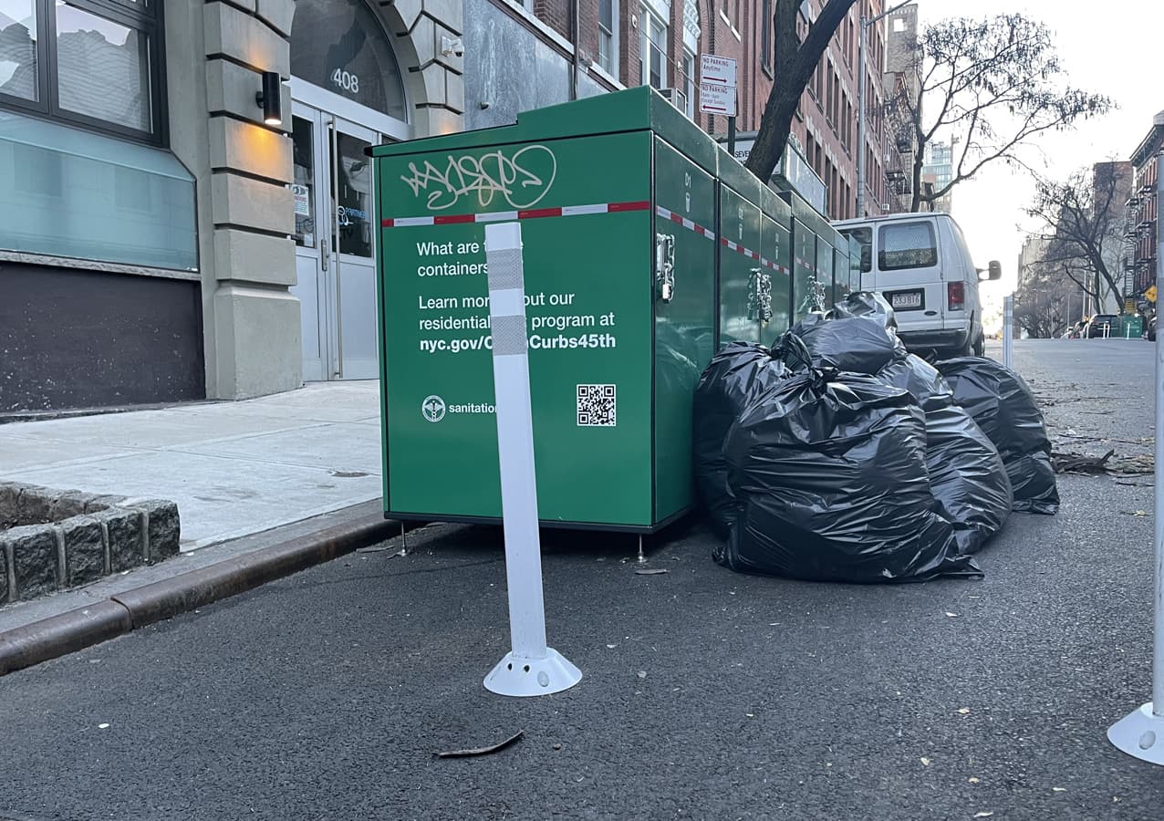 NYC instala contenedores como plan piloto para combatir plaga de ratas en Manhattan