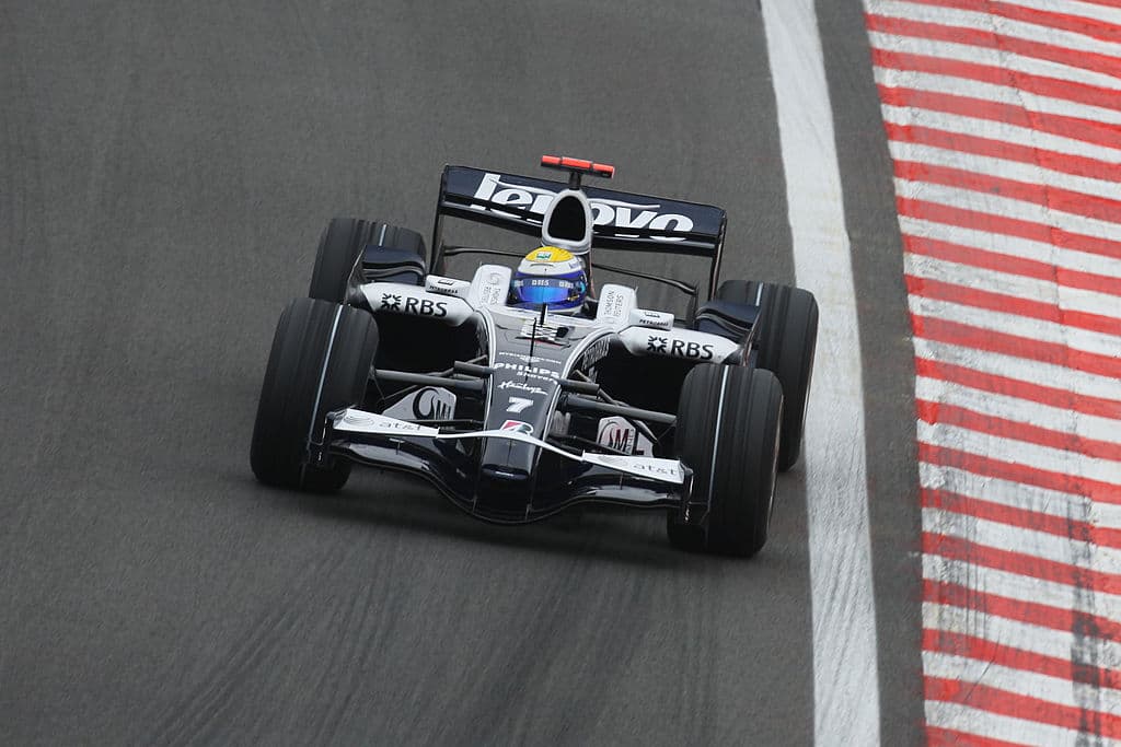 La temporada 
<b>2008</b> sería un salto para 
<b>Rosberg</b>, puesto que abrió el año con su 
<b>primer podio</b> en la Fórmula 1, al finalizar tercero en el Gran Premio de 
<b>Australia</b>. Meses después, en la primera visita de la categoría a 
<b>Singapur</b>, lograría el 
<b>segundo lugar</b>. Ese año, manejó el 
<b>Williams FW30 motorizado por Toyota</b>.