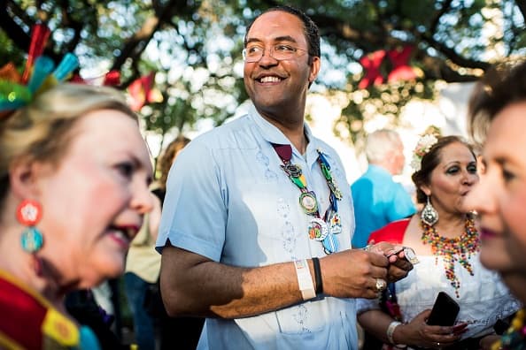 Festival multitudinario en San Antonio continúa pese al temor de propagación de coronavirus 