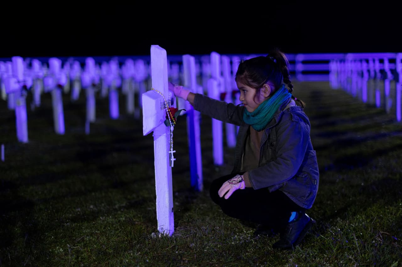Este monumento en memoria de los soldados fue obra del presbítero José Fernández, quien fuera capellán en Malvinas, quien compró el terreno con el fin de permitir a familiares y ciudadanos en general tener un lugar donde ir a presentar sus respetos a los fallecidos en el conflicto, que duró unos 70 días.
<br>