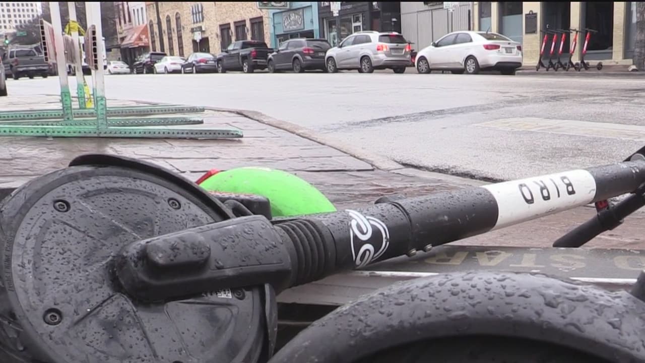 Prohíben conducir ‘scooters’ en las aceras de San Antonio